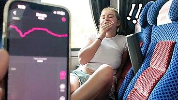 Рискованно! девушка кончает в общественном автобусе с вибратором